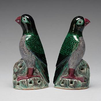 FIGURINER, ett par, porslin. Sen Qingdynasti.