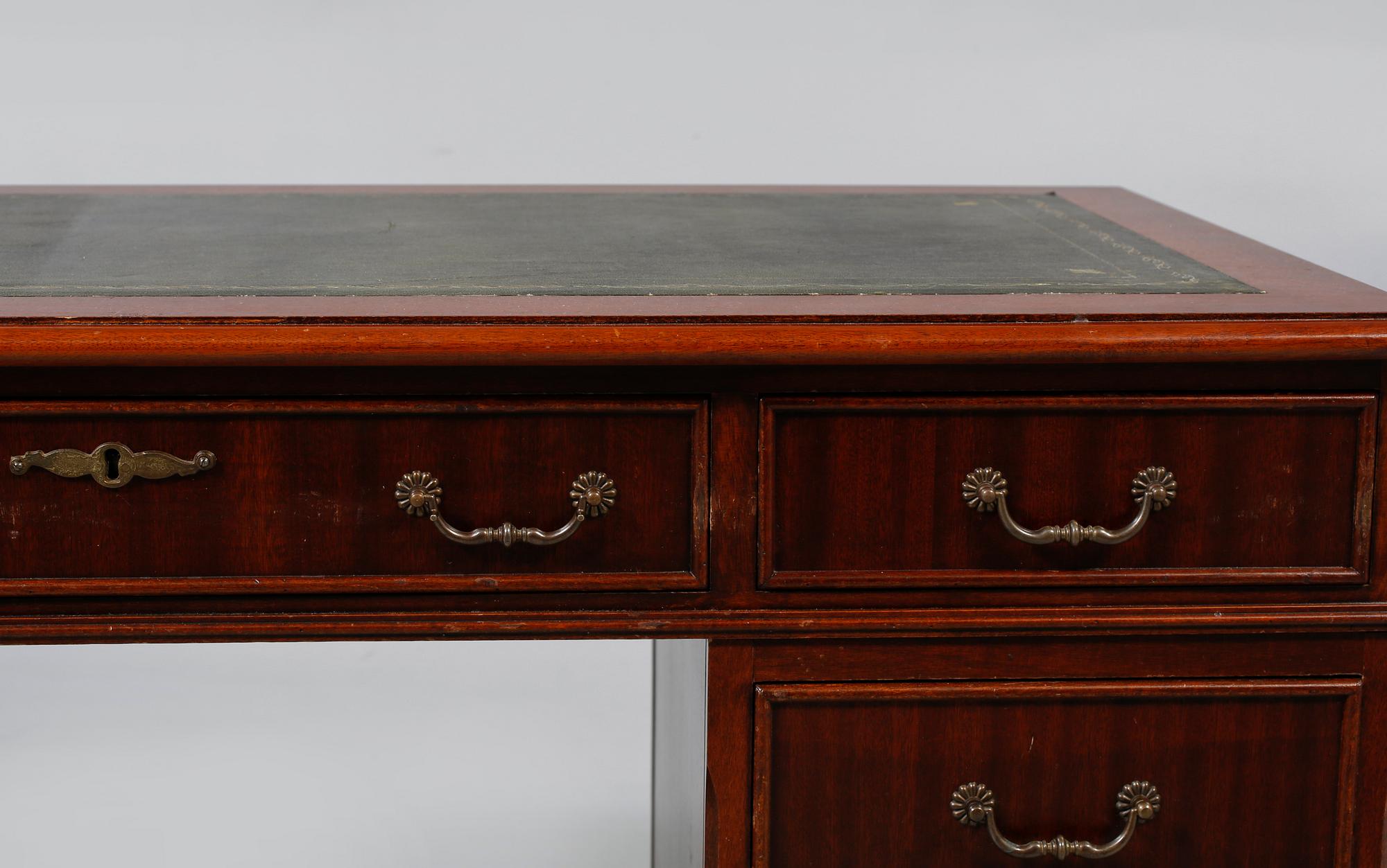 SKRIVBORD, engelsk stil, 1900-talets andra hälft.