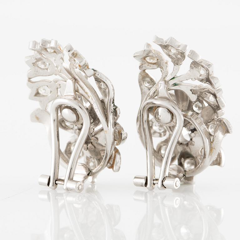 A pair of earrings in 18K gold set with round brilliant-cut diamonds.