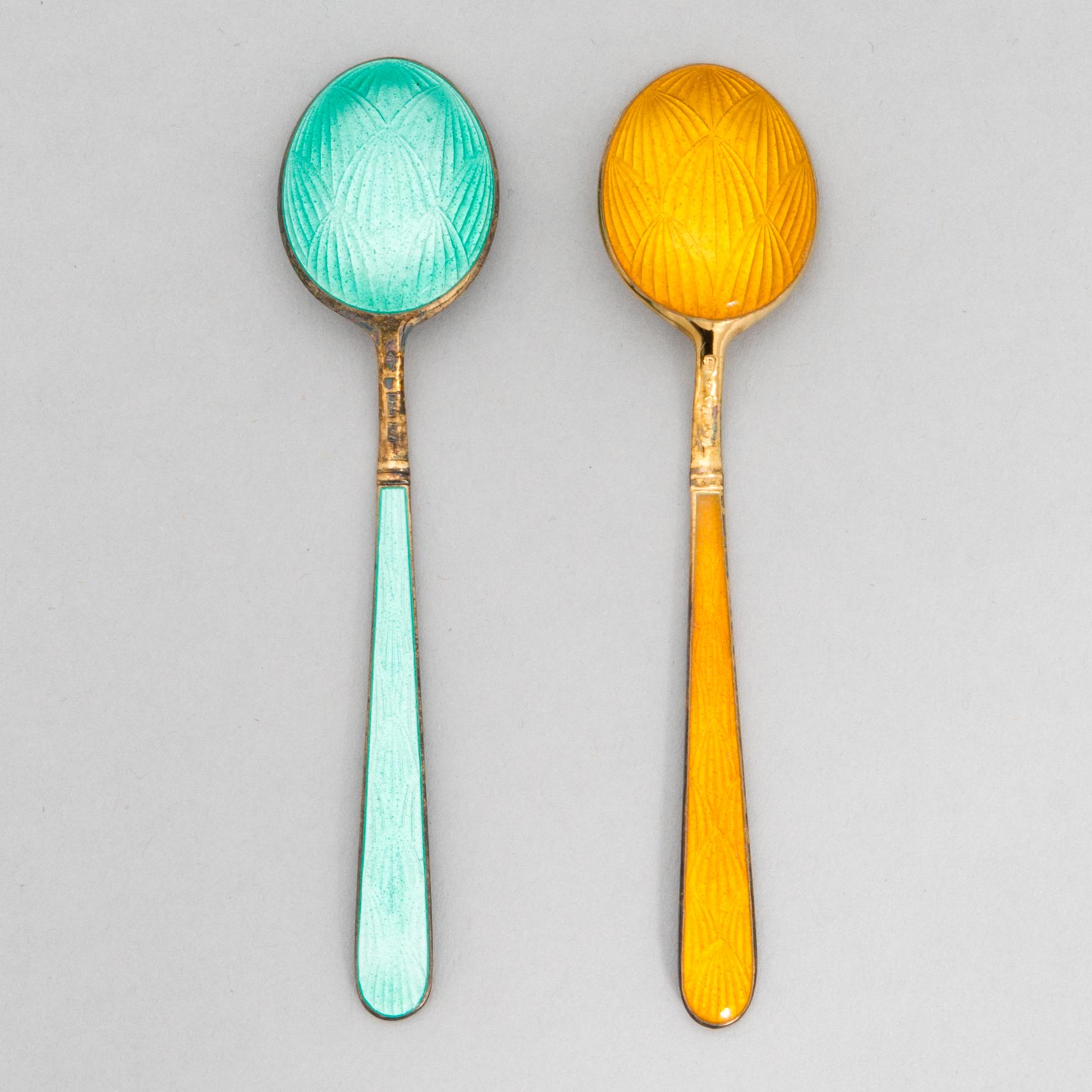 Mockaskedar, 6 st, förgyllt silver och emalj. Tillander, Helsingfors 1969-1978.