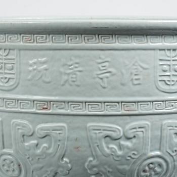 A massive blanc de chine basin, Qing dynasty, 18th Century. With a 滄亭清玩 'cang ting qing wan' mark.