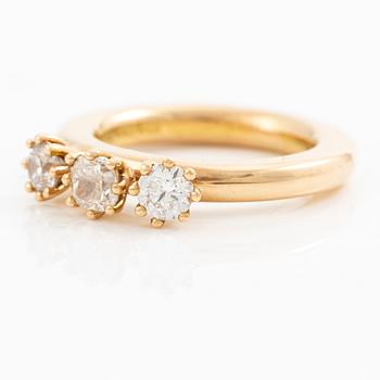 Ring in 18K gold with three diamonds 0.60 ct, 0.41 ct, and 0.40 ct. Accompanied by a report for each diamond.
