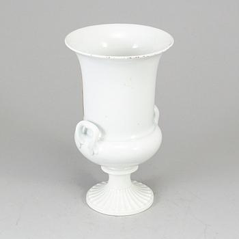 A Meissen porcelain urn from the 20th century.