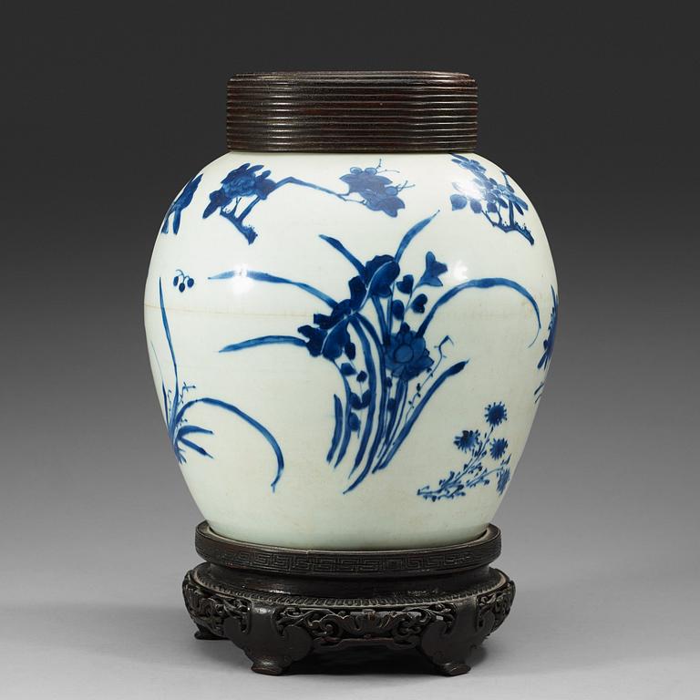 A blue and white Transitional jar, 17th Century.