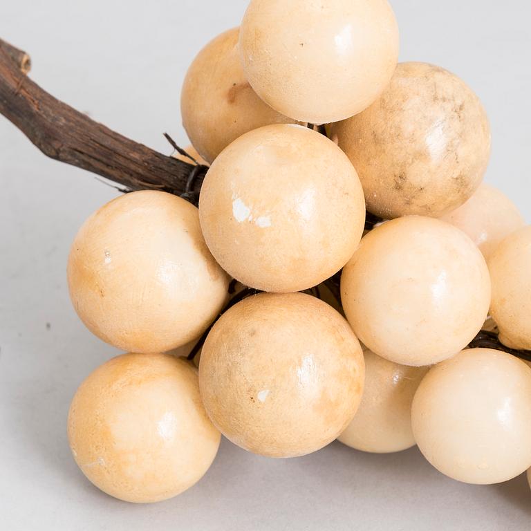 ERÄ KORISTEHEDELMIÄ, mm. kiveä, nefriittiä, ruusukvartsia, Kiina 1900-luku.