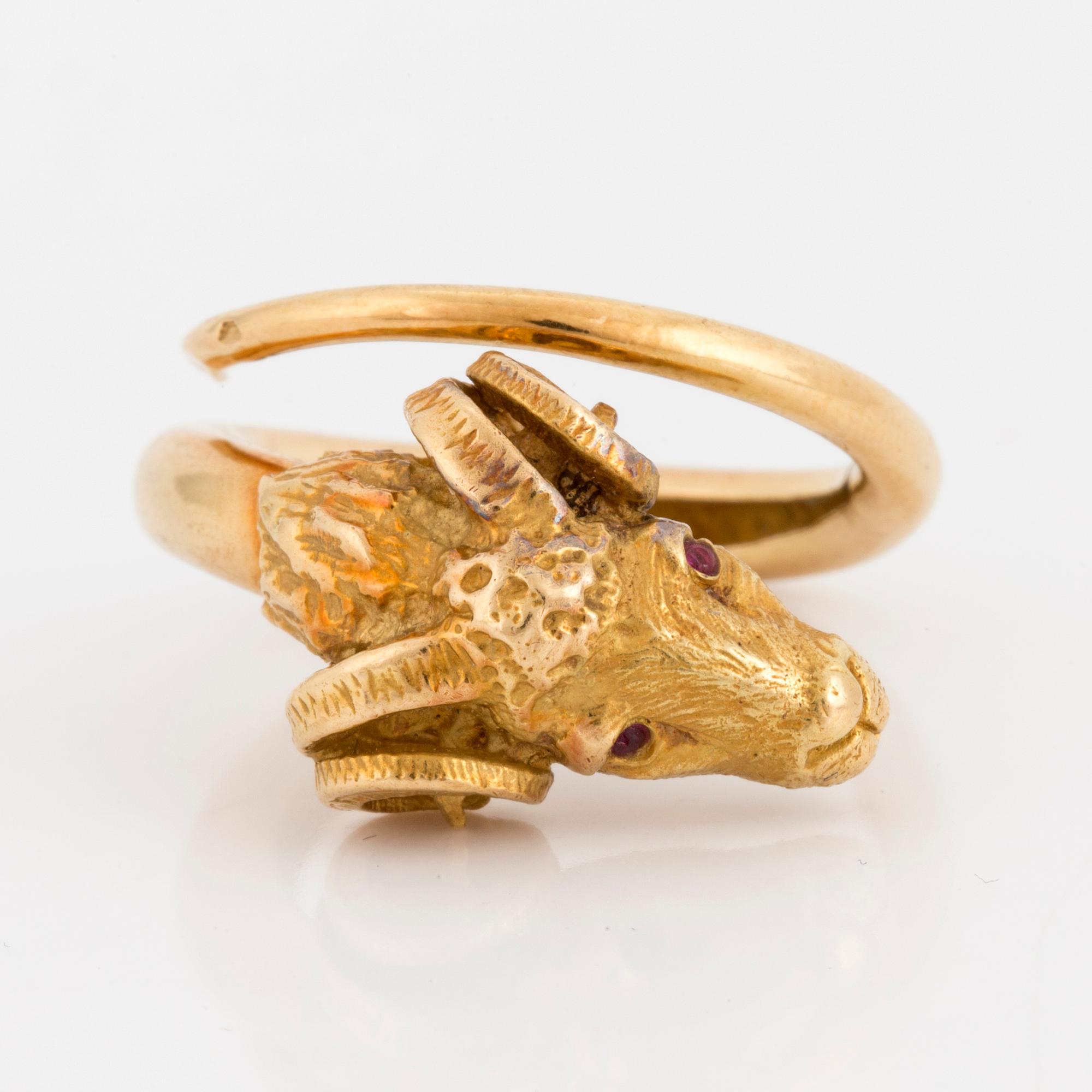 An 18K gold ring.