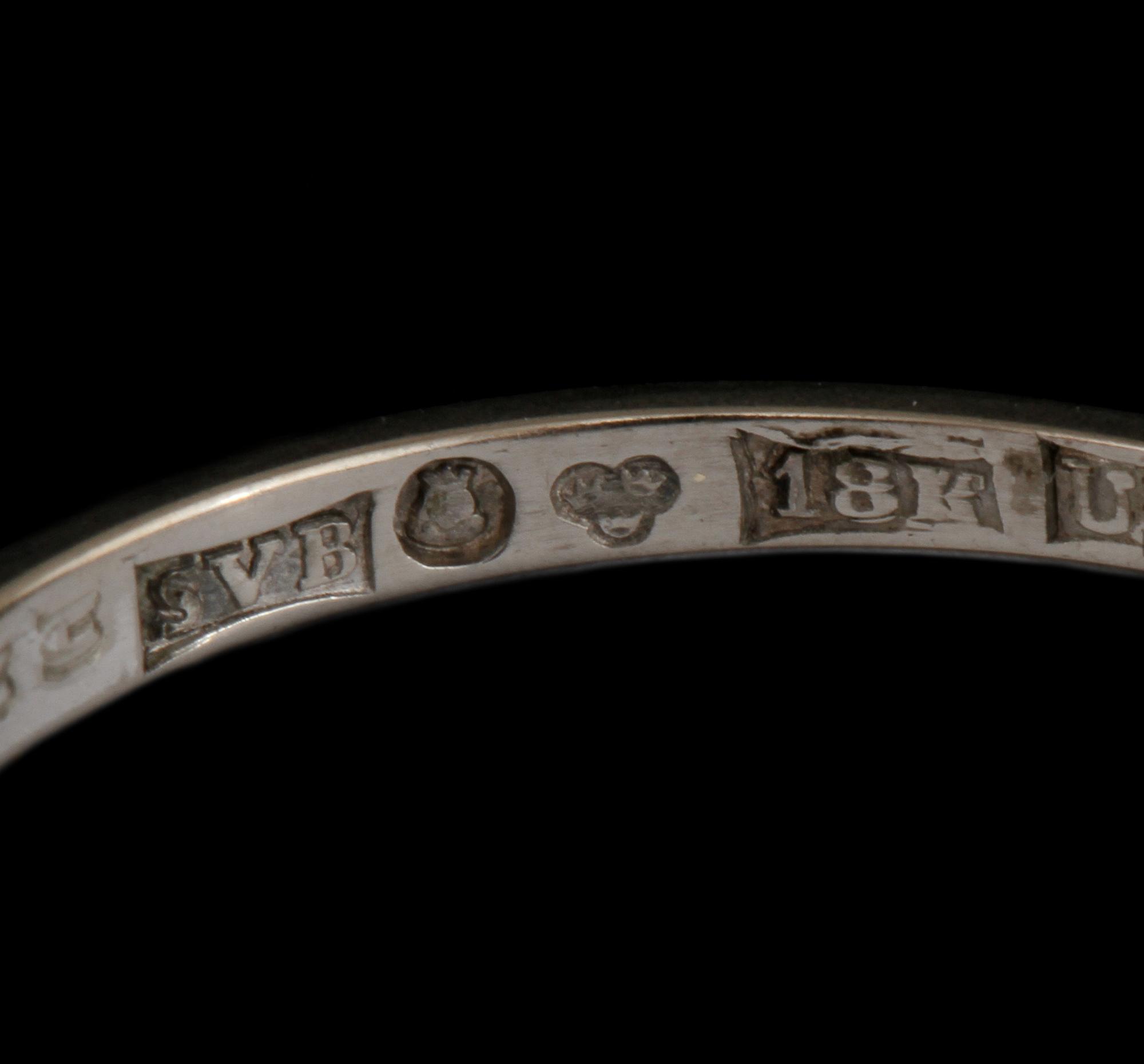 RING, 18K med 3 briljantslipade diamanter, totalt 0.33 ct, M Back, Stockholm, 1970. Vikt 3 g.