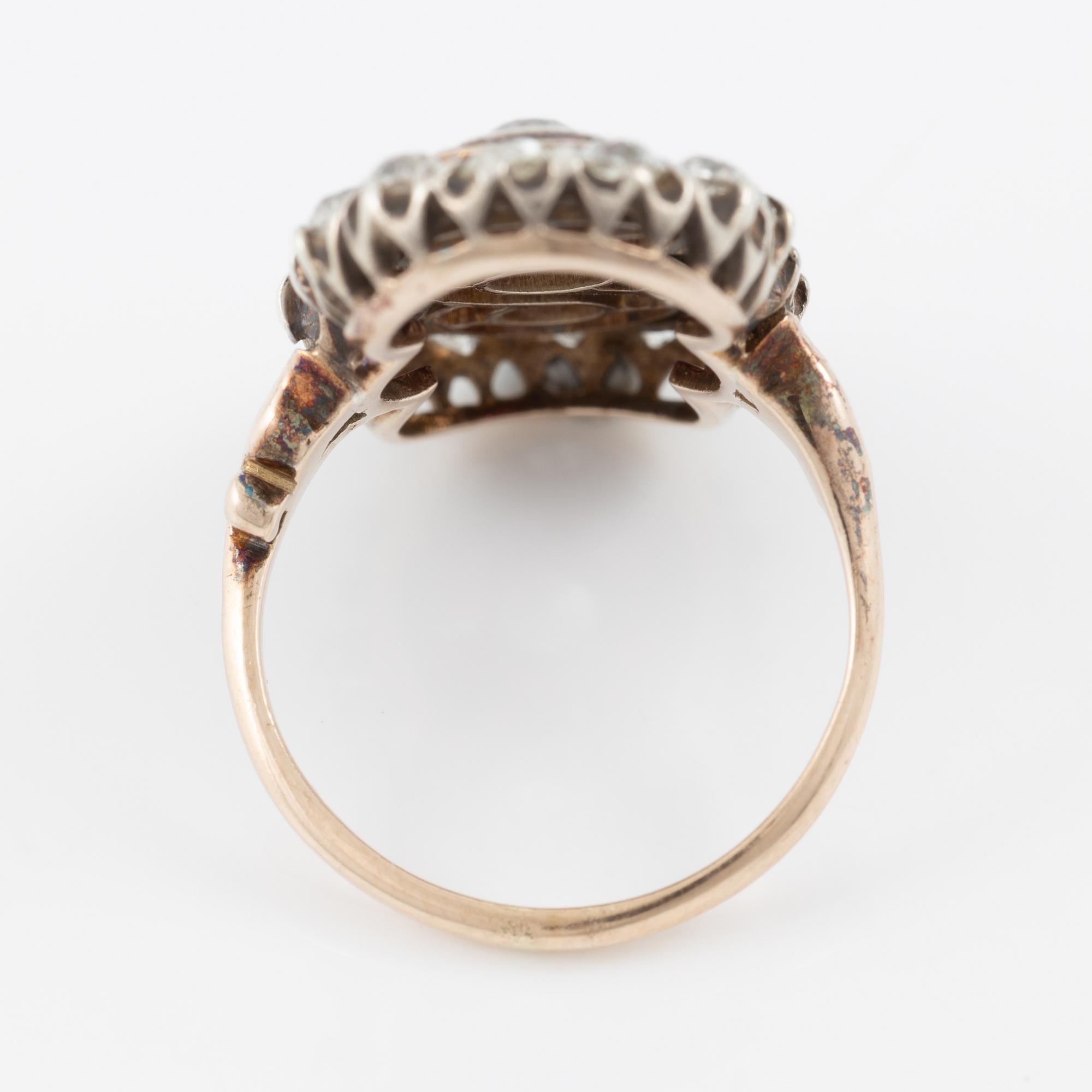 Ring 14K gold and silver with old-cut diamonds.