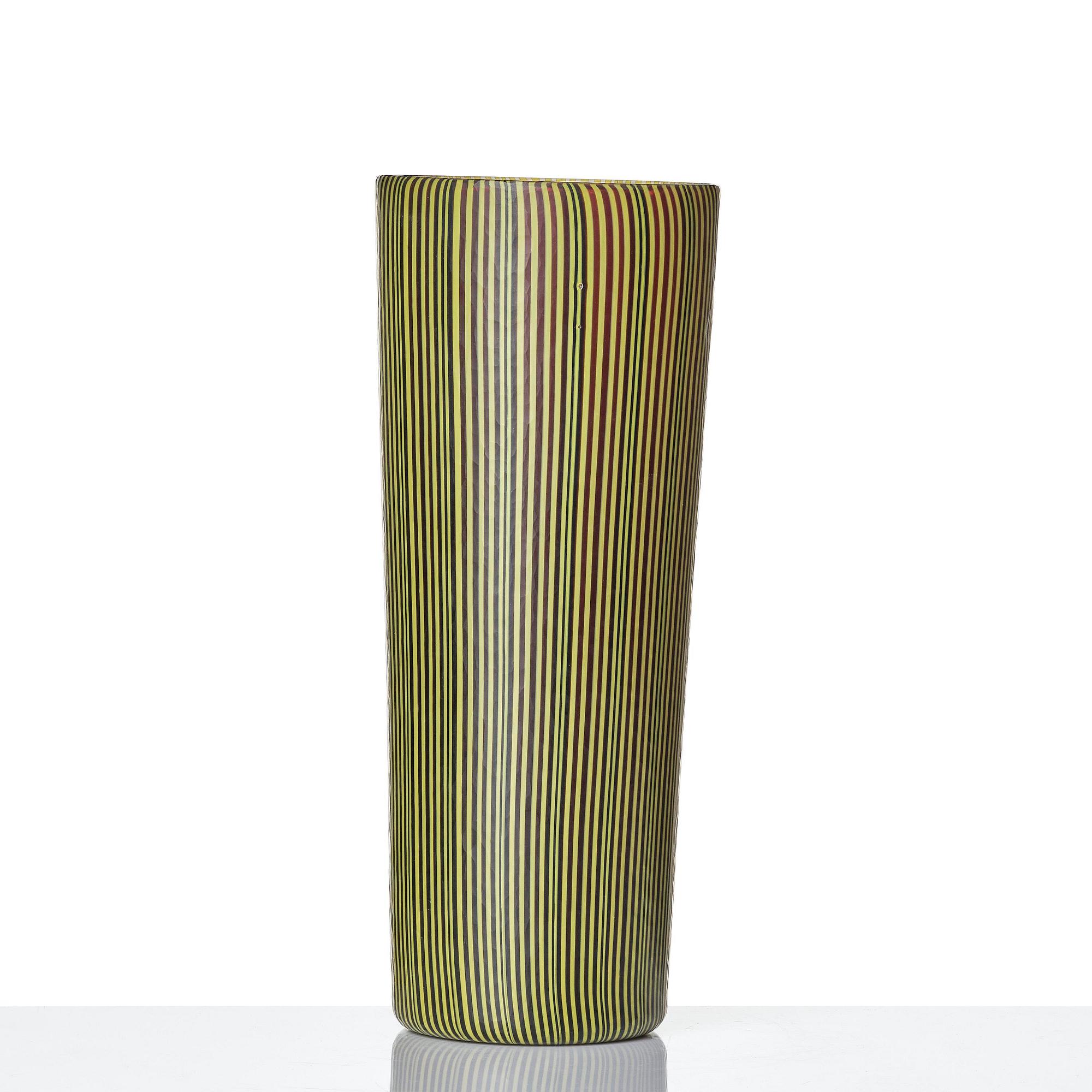 Carlo Scarpa, a rare "Tessuto bicolore" glass vase, model 4551, Venini, Murano, Italy 1945-48.
