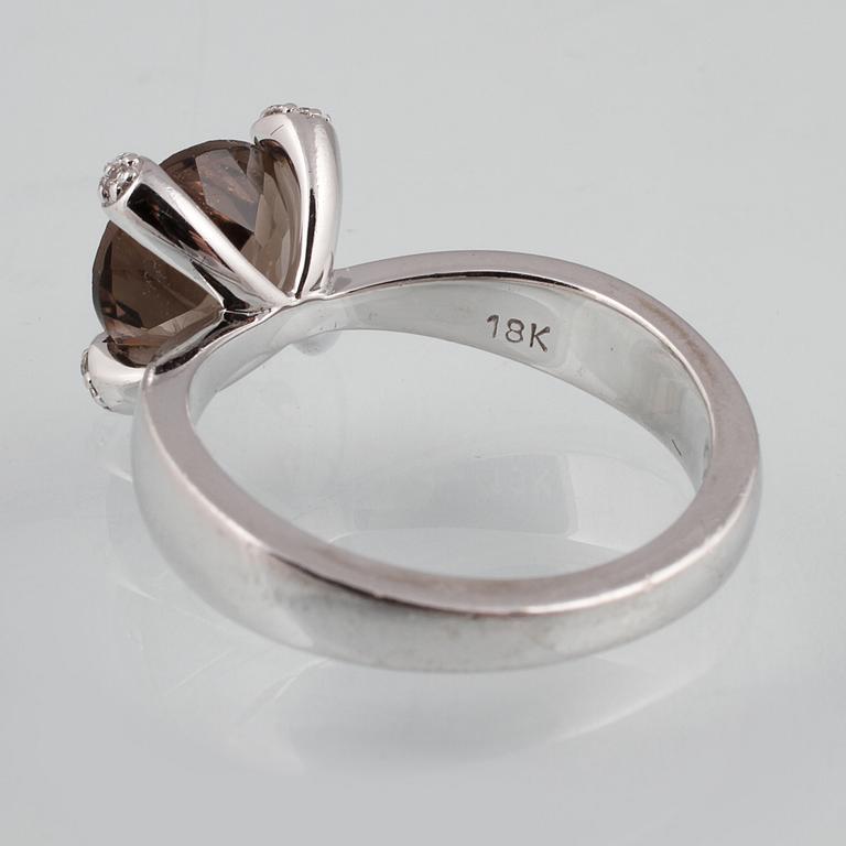 RING, 18K vitguld med briljantslipad rökkvarts samt 16 briljantslipade diamanter.  Vikt 8,4 g.