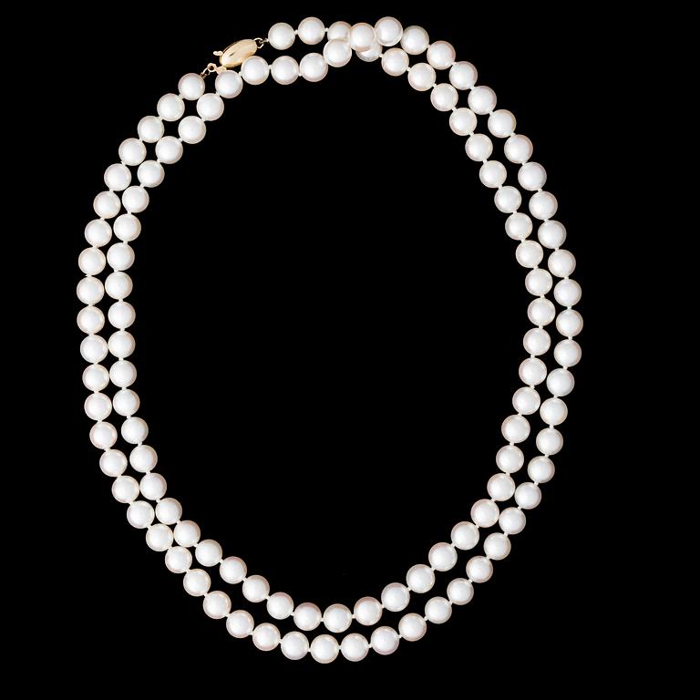 A PEARL NECKLACE, Tiffany & Co., cultured Akoya pearls, clasp 18K gold.