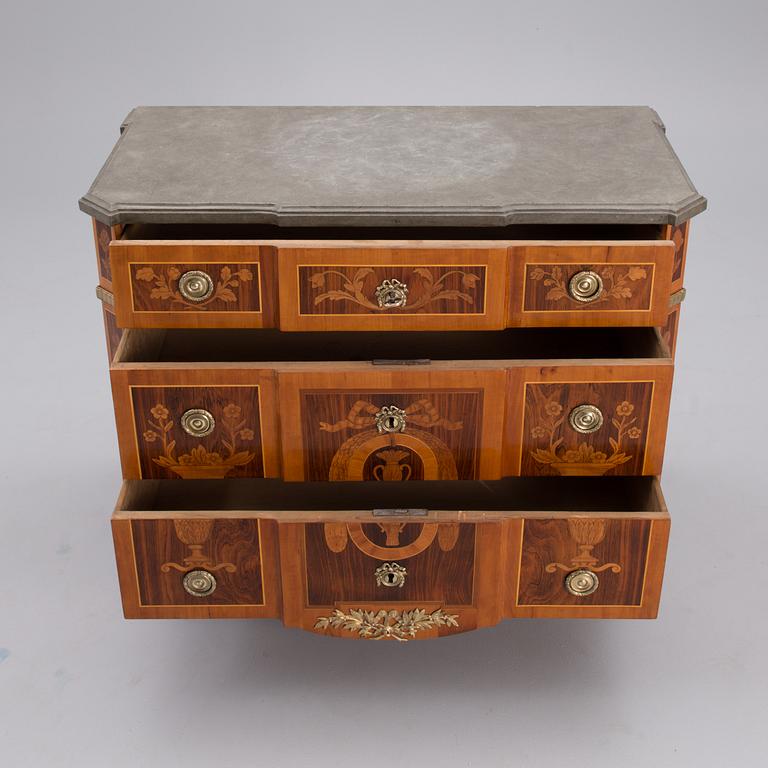 A SWEDISH CHEST OF DRAWERS, gustavian style, middle of the 19th century.