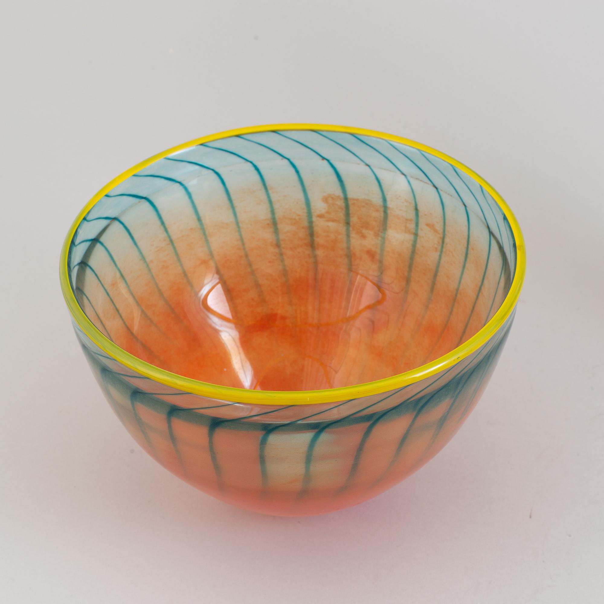 KJELL ENGMAN, skål samt VAS, glas. Kosta Boda Artist Collection.