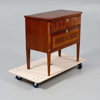 BYRÅ, gustaviansk stil, omkring sekelskiftet 1900.