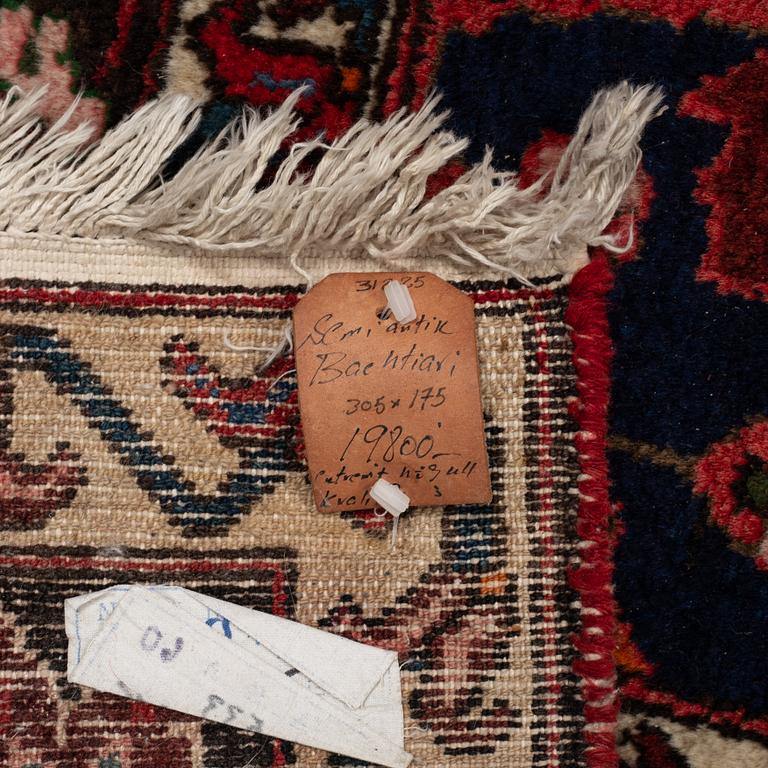 Matto, semi-antique/Old Bakthiari, ca 305 x 175 cm.