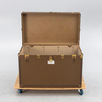 A suitcase, The Oshkosh Trunk, Company, Wisconsin, USA, early 20th Century.