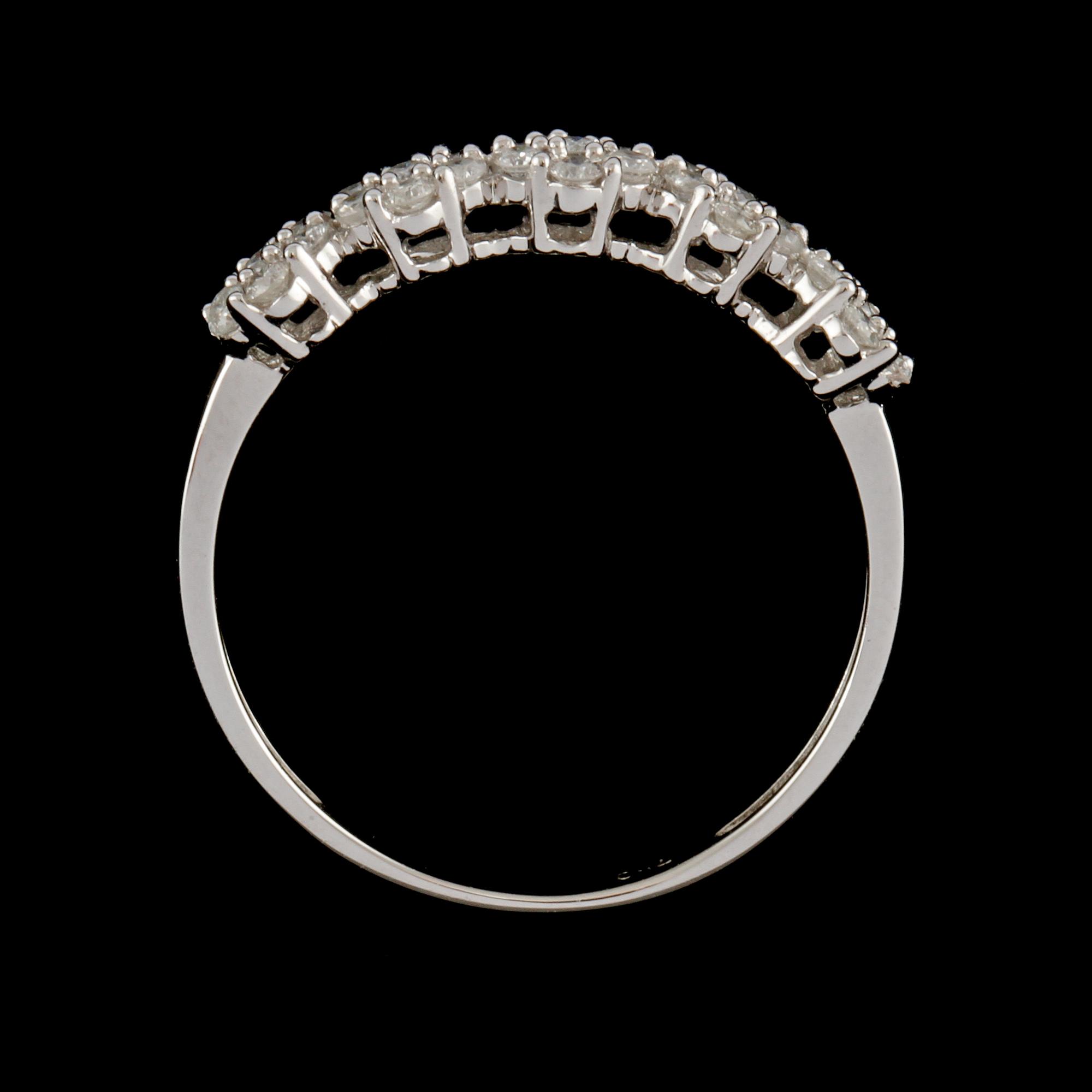 RING, 18K vitguld med briljantslipade diamanter 0.40 ct. Vikt 1.6 gram.