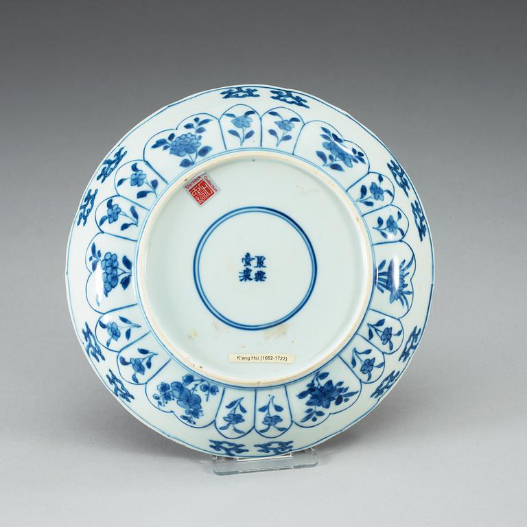 A blue and white dish, Qing dynasty, Kangxi (1662-1722).