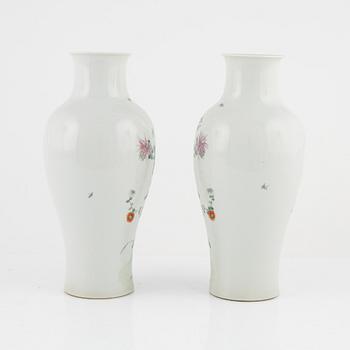 Vaser, ett par, poslin, Kina, tidigt 1900-tal.