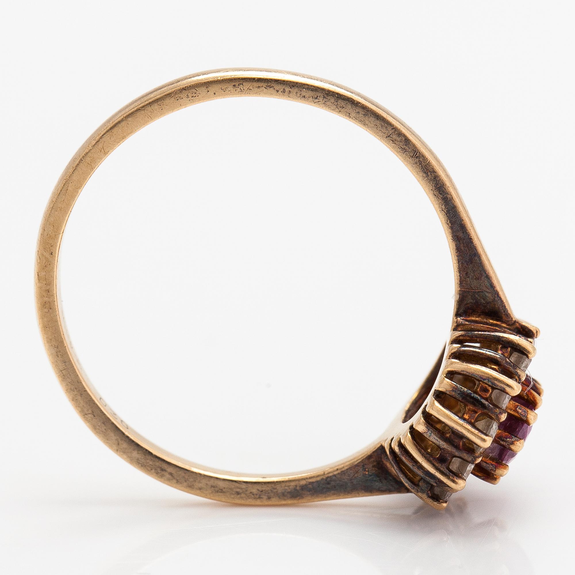 An 18K gold ring with diamonds ca. 0.24 ct in total and a ruby.