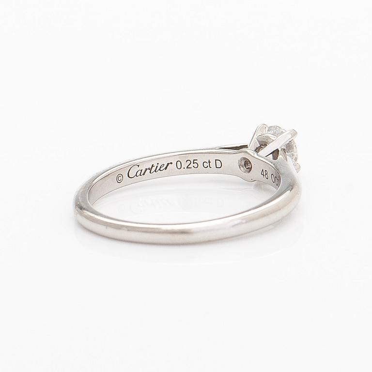 Cartier, sormus, platinaa ja briljanttihiottu timantti n. 0.25 ct. GIA-dossier ja sertifikaatilla.