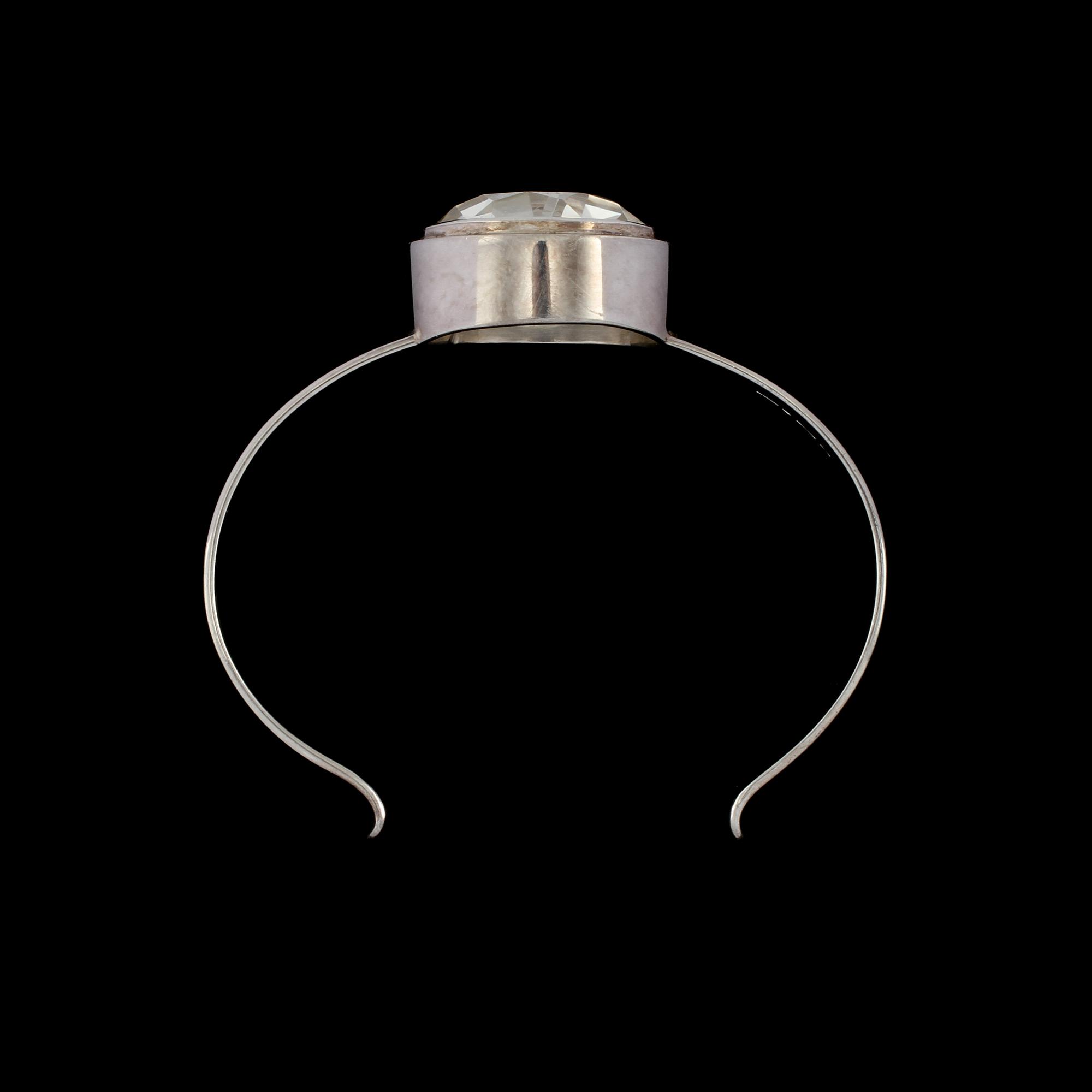 ARMRING, sterlingsilver med fasettslipad bergkristall, Jarl Sandin, Göteborg, 2002. Vikt 38 g.