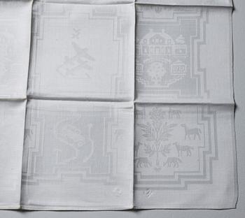 TABLECLOTH AND NAPKINS, 18 pieces. Linen damask. First half of the 20th century. The tablecloth is 414 x 176 cm,