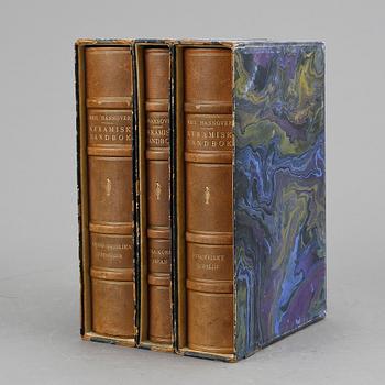 BOKVERK, 3 vol, "Keramisk handbok" av Emil Hannover, numr 281/750. Stockholm 1919-24.