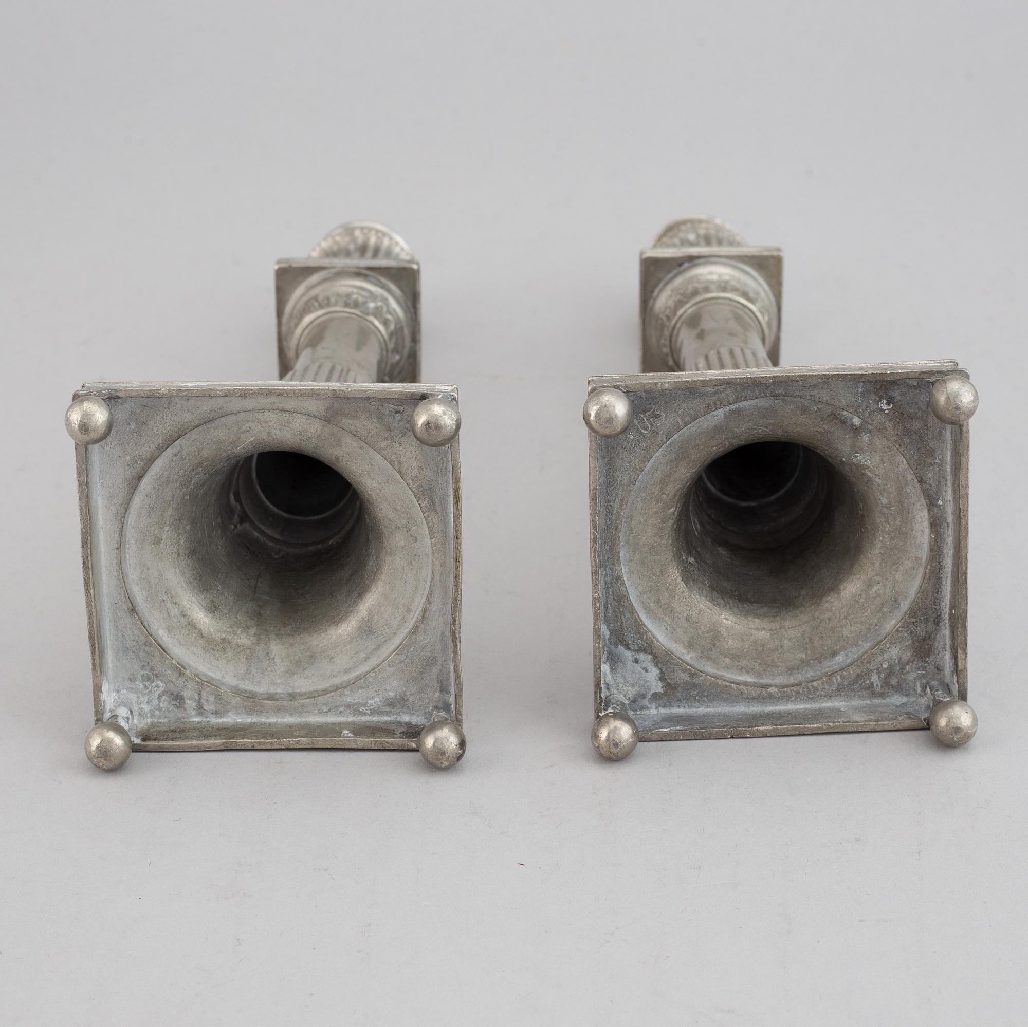 A pair of pewter candlesticks, first half of the 19th century.