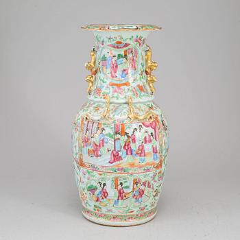 A famille rose vase, Canton, Qing dynasty, 19th century.