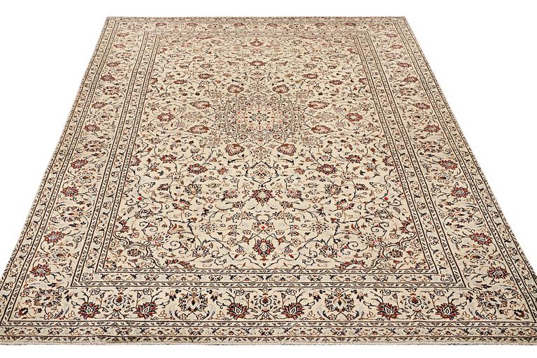 A carpet, Kashan, ca 340 x 238 cm.