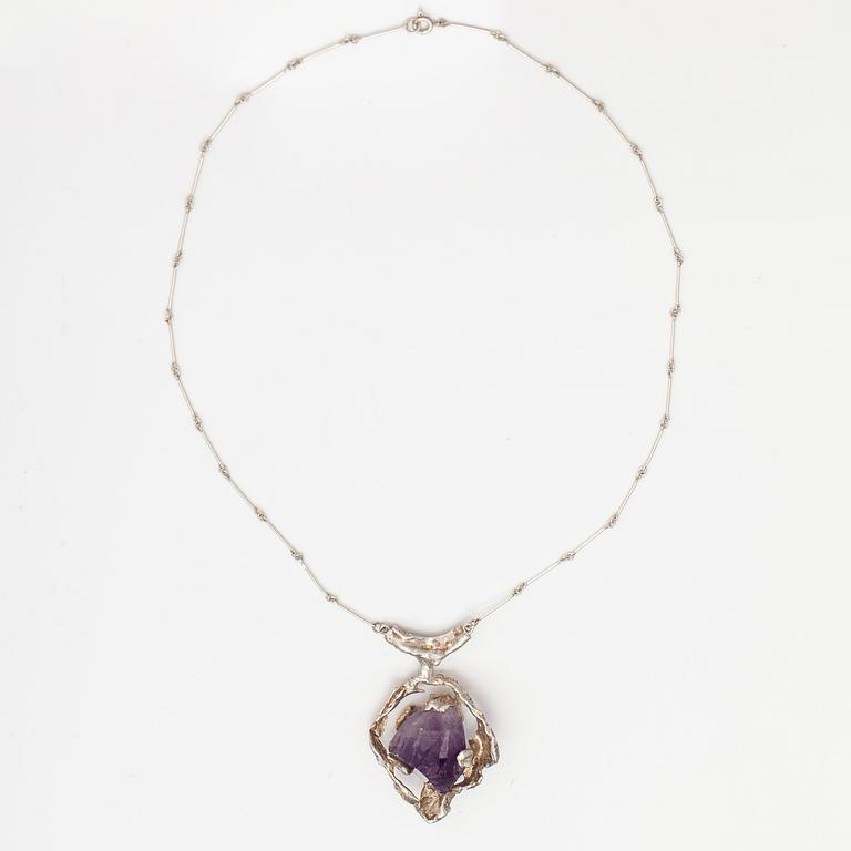 A silver necklace with an amethyst. Helsinki, mid 20th century.