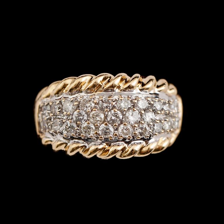 RING, 14 k guld, med briljantslipade diamanter tot ca 0.95 ct.