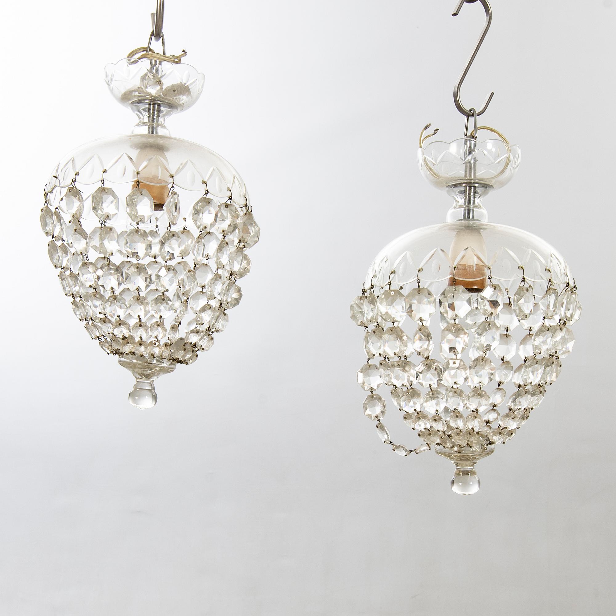 Plafonder, två st, prismor i kristall/glas, 1900-talets första del.