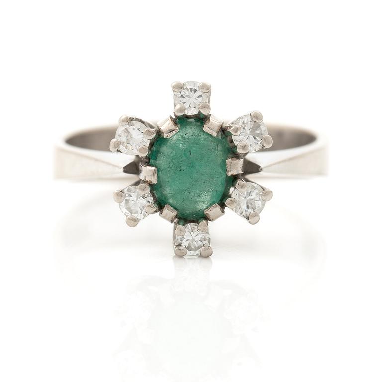 Ring 18K vitguld med en cabochonslipad smaragd och runda briljantslipade diamanter, Stockholm 1976.
