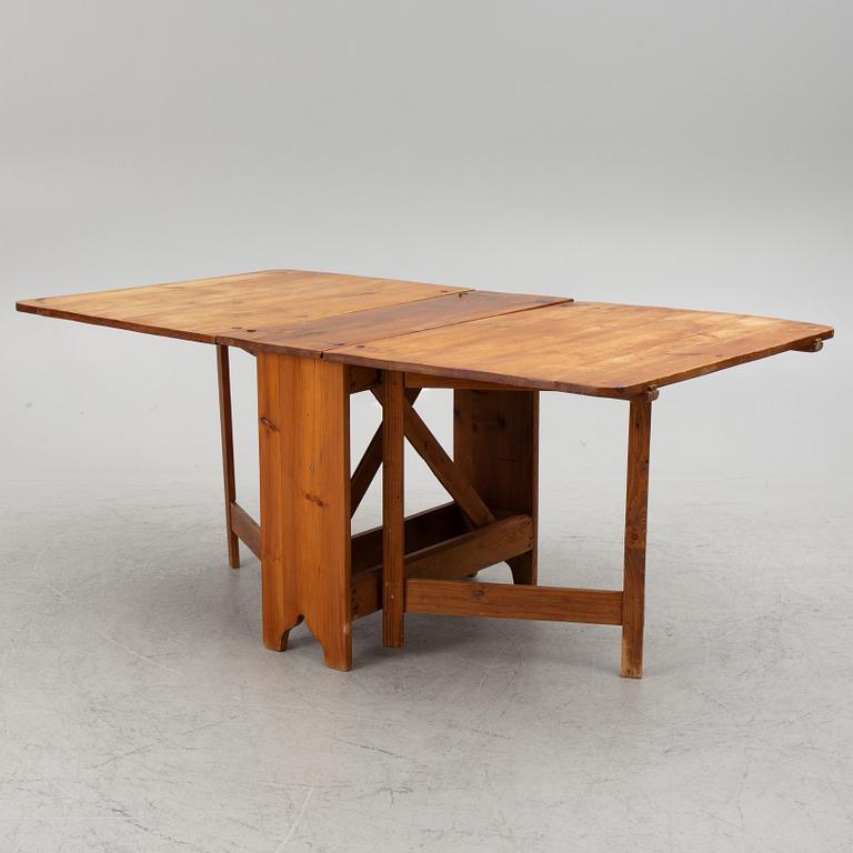 A gate-leg table, early 19th Century.