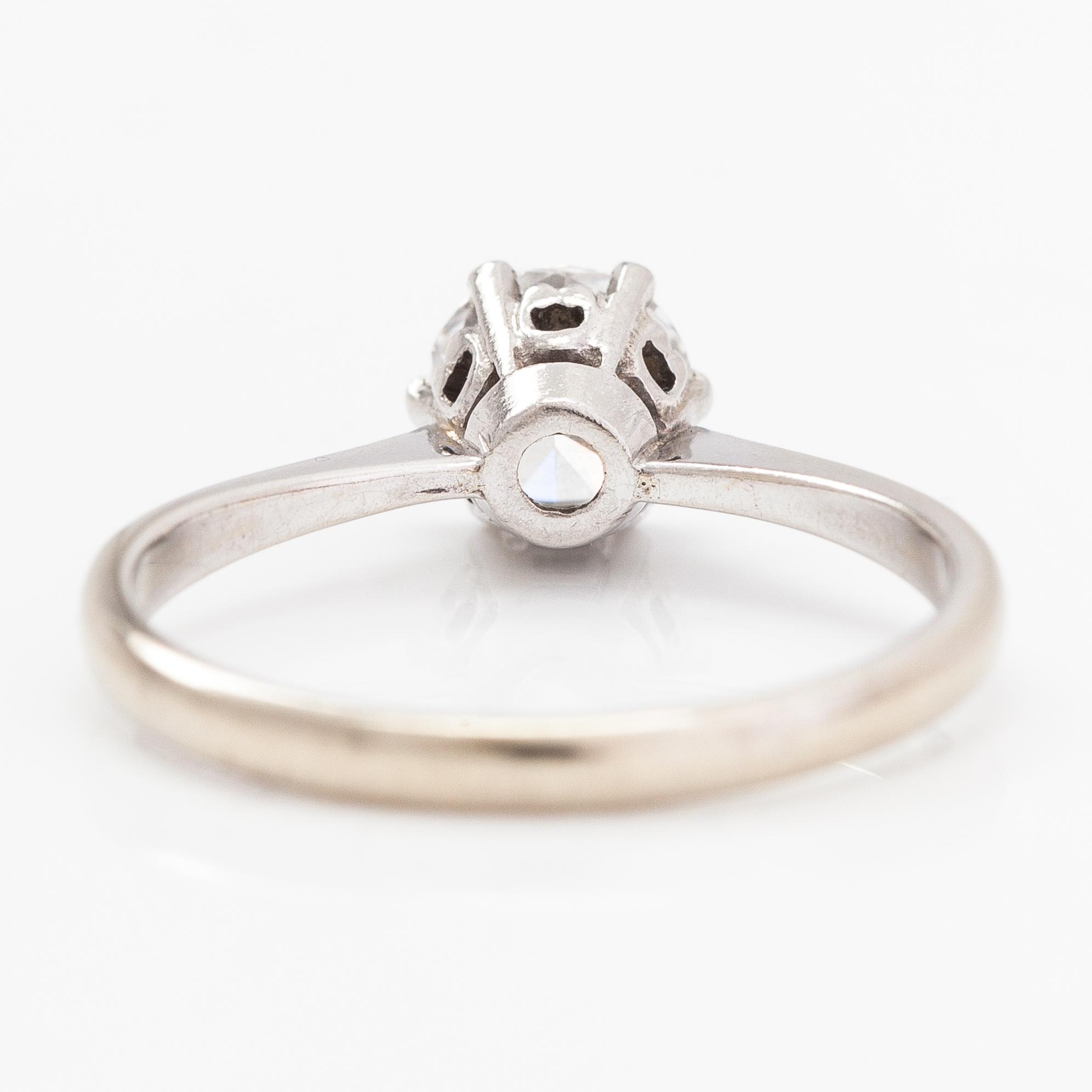 Ring, 14K vitguld och diamant ca 0.90 ct. Med intyg.