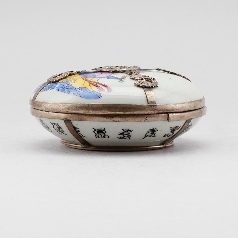 LOCKDOSA, porslin, Kina, 1900-tal.