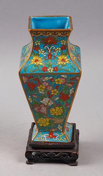 VAS. Cloisonné. Kina 1900-tal.