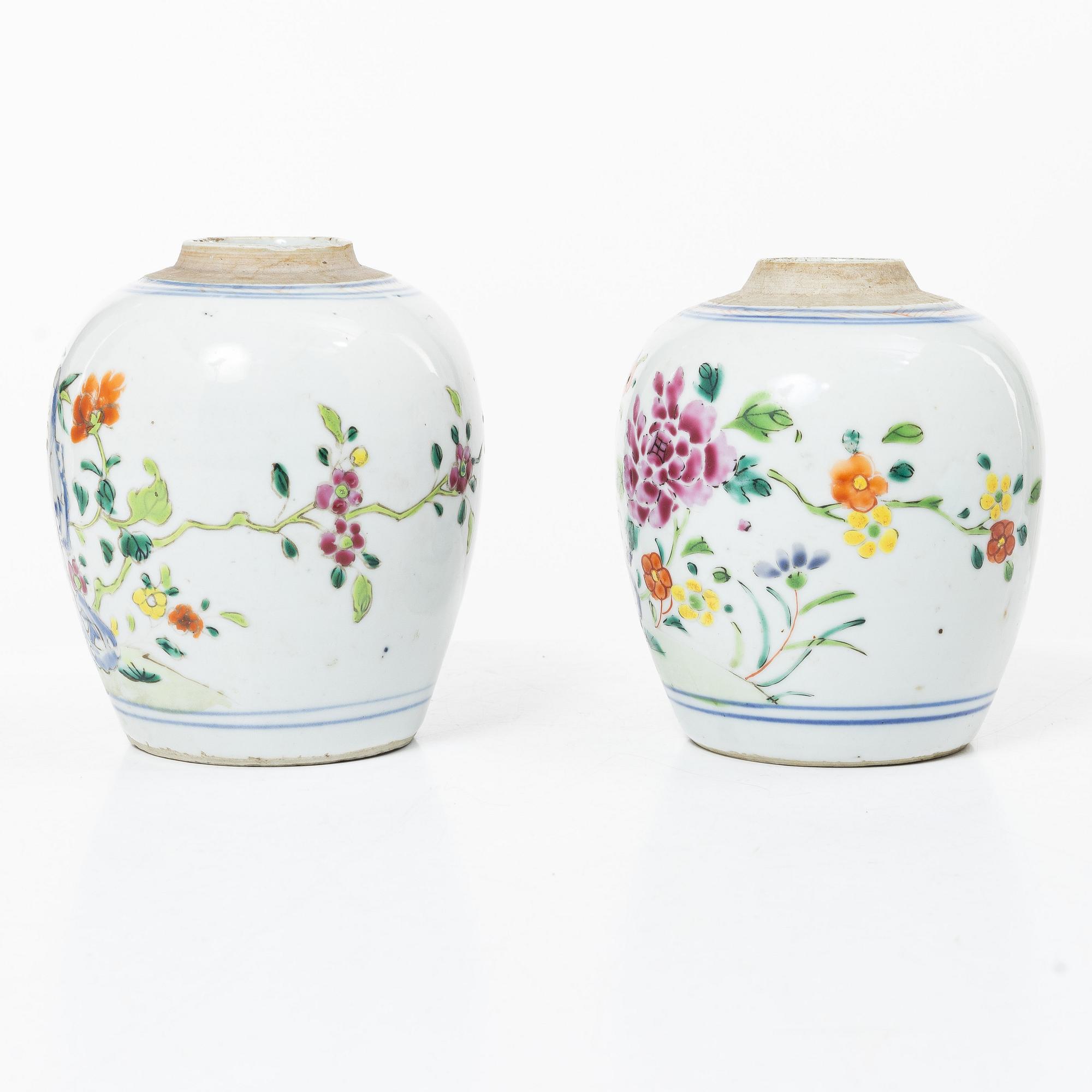 Bojaner/tedosor, två stycken, porslin. Qingdynastin, Qianlong (1736-95).