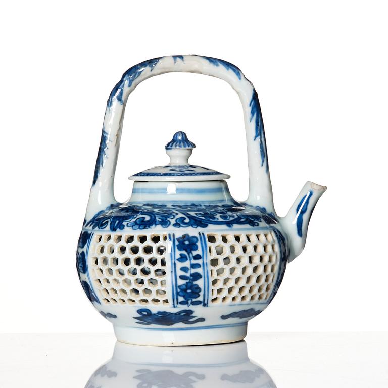 A blue and white tea pot, Qing dynasty, Kangxi (1662-1722).