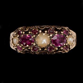 RING, 15 k guld, England, Birmingham 1905. Pärlor och granater, 2,2 g.