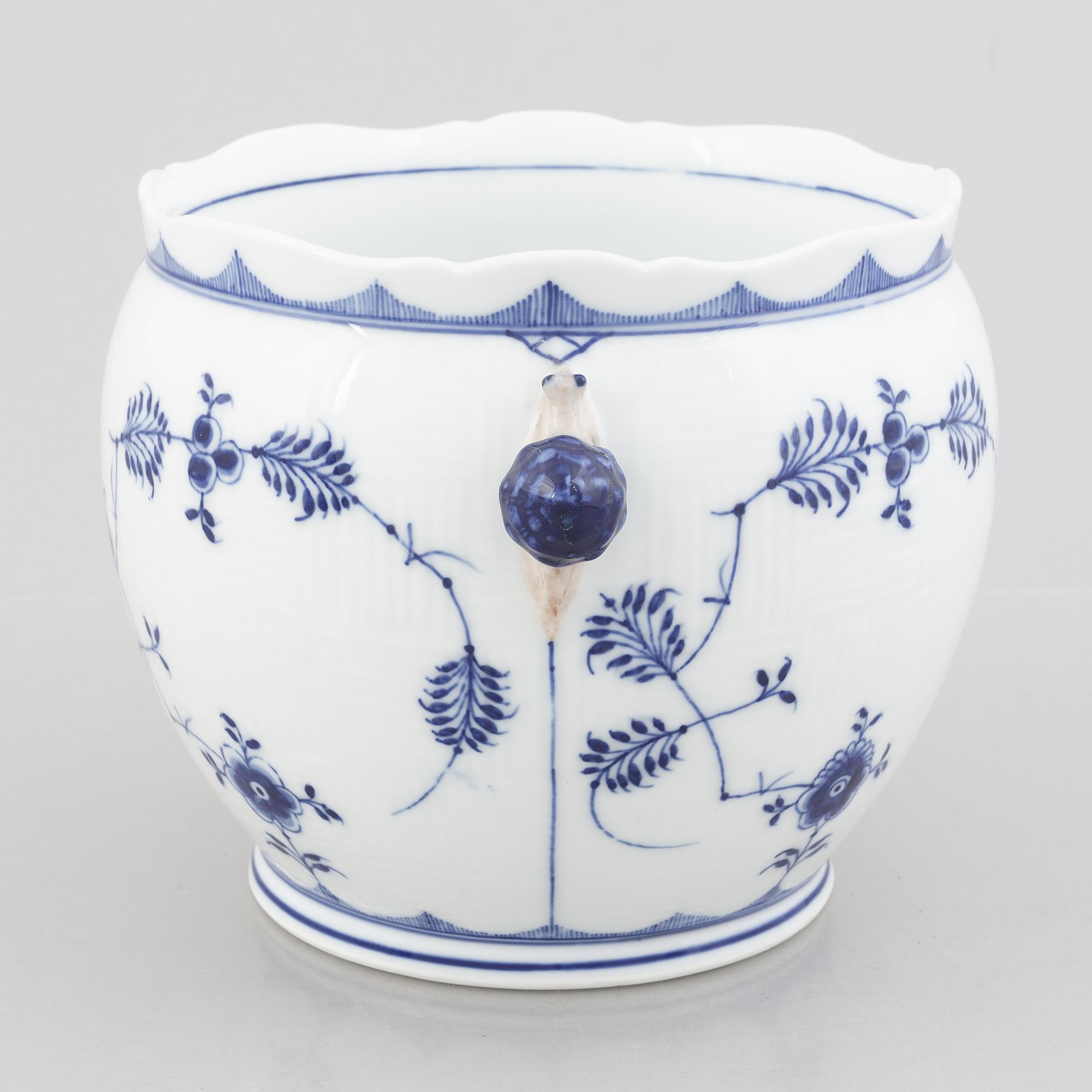 A 'Blue Fluted Plain'/'Musselmalet' porcelain pot, Royal Copenhagen, 1901.
