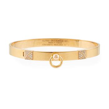 521. Hermès a bangle "Collier de chien" in 18K gold with round brilliant-cut diamonds.