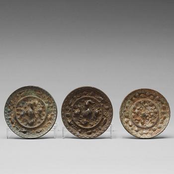 445. SPEGLAR, tre stycken, brons. Handynastin (206 f.Kr.-220 e. Kr.).