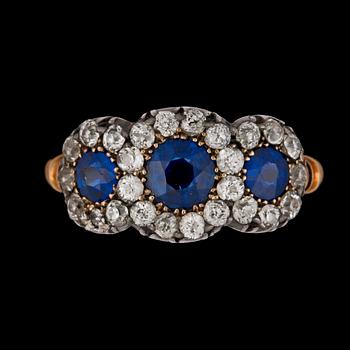 132. RING, tre blå fasettslipade safirer med gammalslipade diamanter, tot. ca 0.80 ct, tidigt 1900-tal.