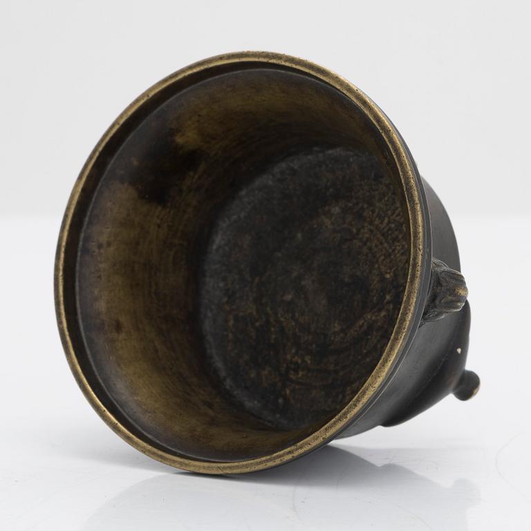 Rökelsekar, patinerad brons, märkt, Japan omkring 1900.