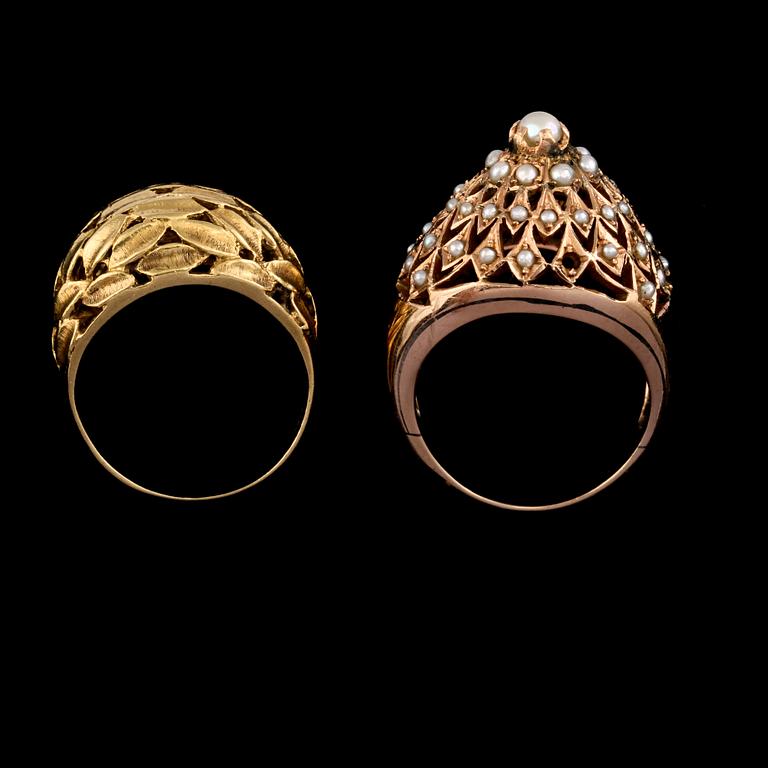 RINGAR, 2 st 14 respektive 18k guld samt små odlade pärlor. Totalt vikt 17 g.