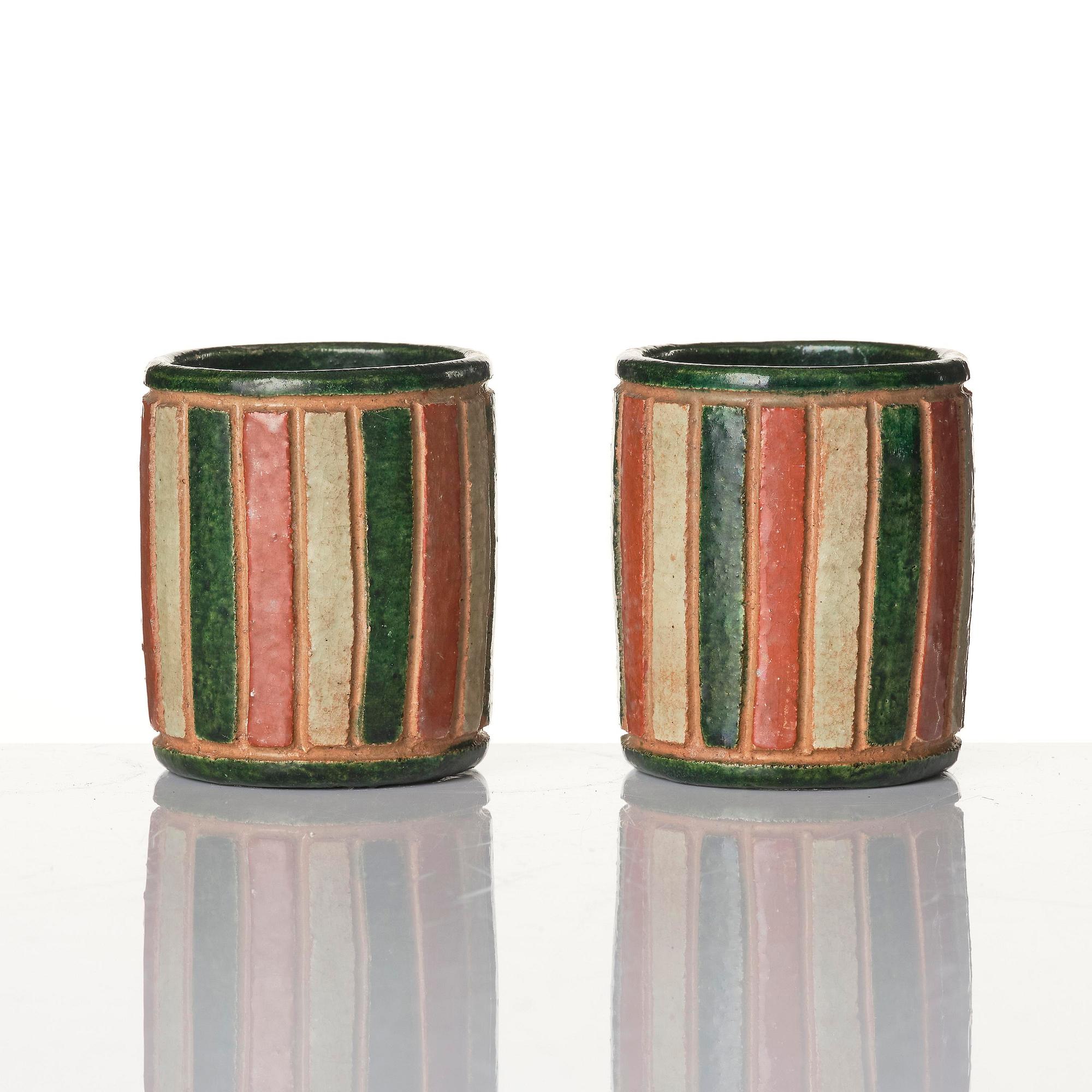 Koppar, två stycken, keramik samt kanna, porslin. Qing dynastin, 1800-tal.