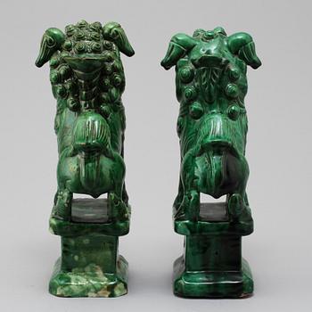 FOHUNDAR, 2 st snarlika, porslin, Kina, 1800 respektive 1900-tal.